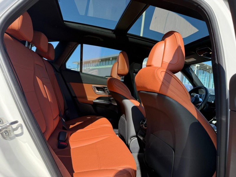 Mercedes-Benz GLC Vehicle Full-screen Gallery Image 7