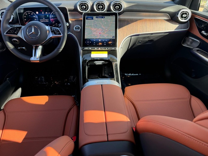 Mercedes-Benz GLC Vehicle Full-screen Gallery Image 8