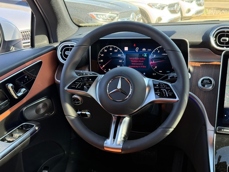 Mercedes-Benz GLC Vehicle Full-screen Gallery Image 9