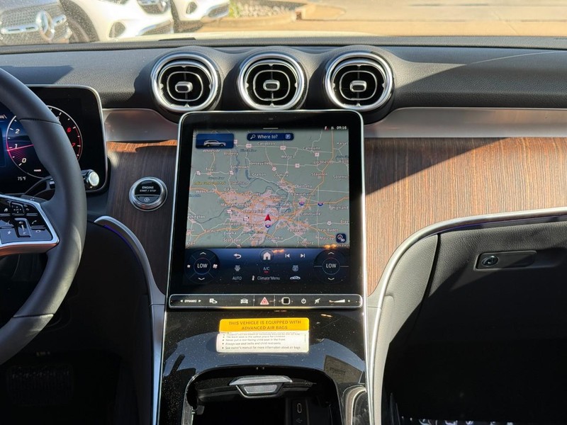 Mercedes-Benz GLC Vehicle Full-screen Gallery Image 10