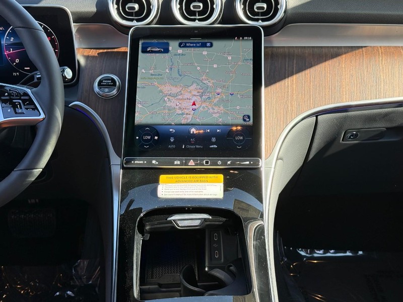 Mercedes-Benz GLC Vehicle Full-screen Gallery Image 11
