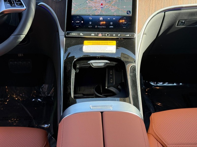 Mercedes-Benz GLC Vehicle Full-screen Gallery Image 12