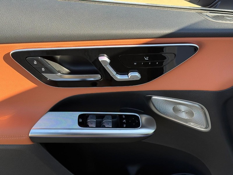 Mercedes-Benz GLC Vehicle Full-screen Gallery Image 13