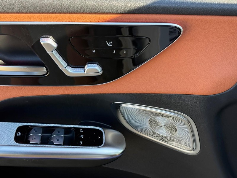 Mercedes-Benz GLC Vehicle Full-screen Gallery Image 14