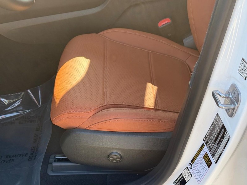 Mercedes-Benz GLC Vehicle Full-screen Gallery Image 15
