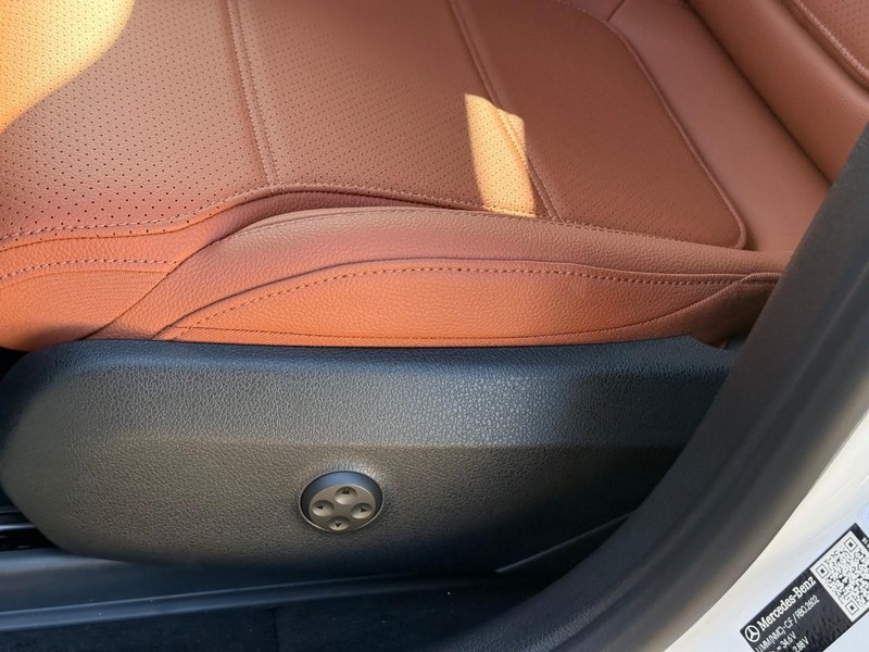 Mercedes-Benz GLC Vehicle Full-screen Gallery Image 16