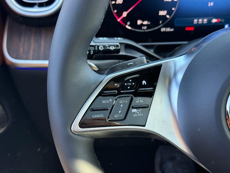 Mercedes-Benz GLC Vehicle Full-screen Gallery Image 17