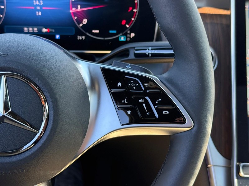 Mercedes-Benz GLC Vehicle Full-screen Gallery Image 18