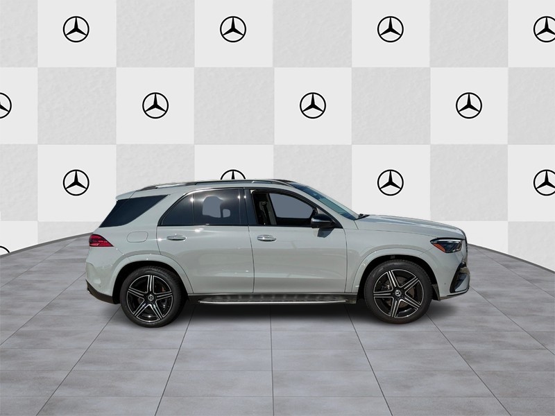 Mercedes-Benz GLE Vehicle Full-screen Gallery Image 2