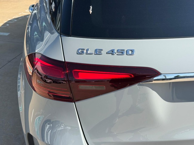 Mercedes-Benz GLE Vehicle Full-screen Gallery Image 4