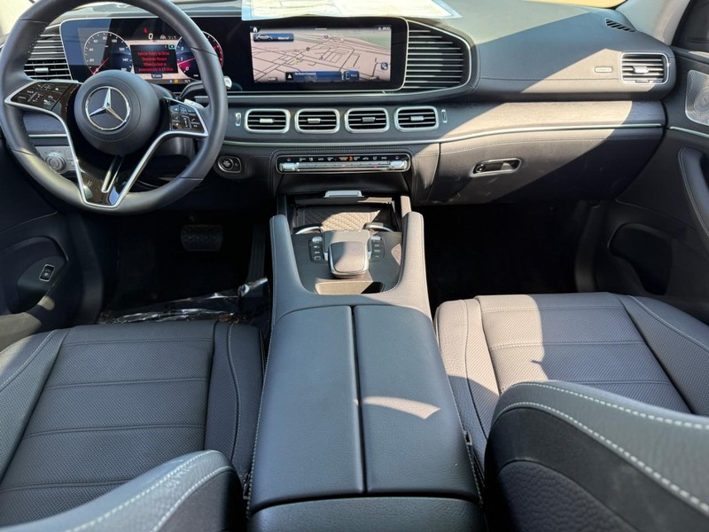 Mercedes-Benz GLE Vehicle Full-screen Gallery Image 7