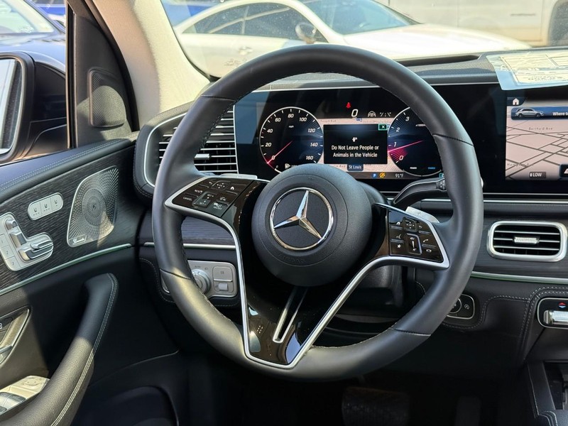 Mercedes-Benz GLE Vehicle Full-screen Gallery Image 8
