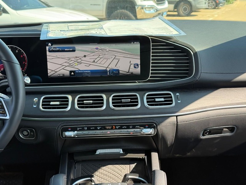 Mercedes-Benz GLE Vehicle Full-screen Gallery Image 9
