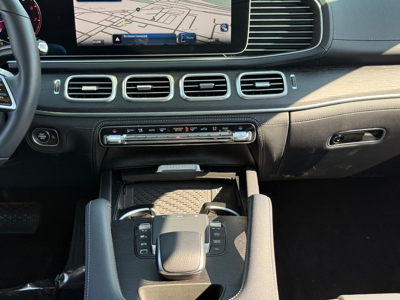 Mercedes-Benz GLE Vehicle Full-screen Gallery Image 10