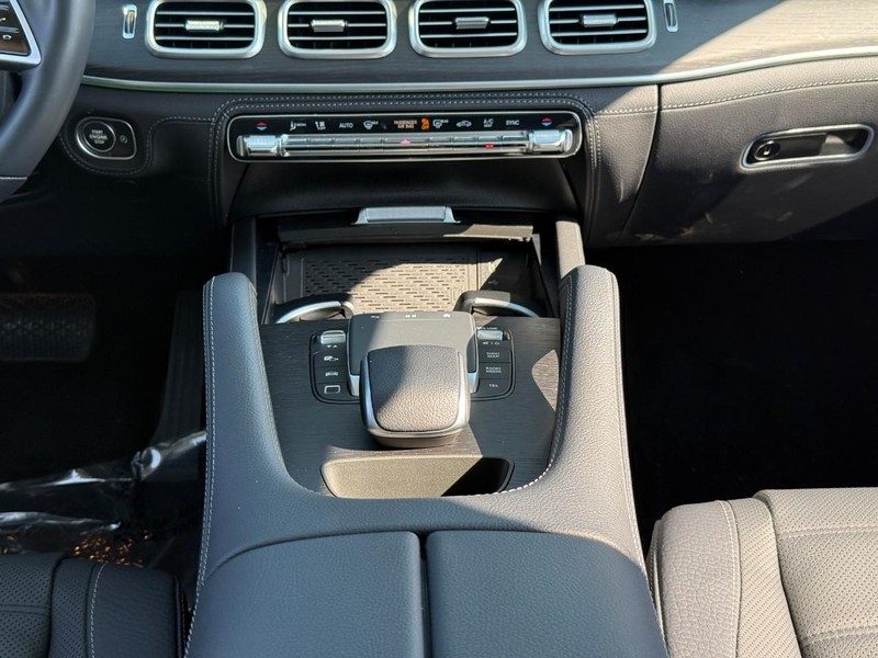 Mercedes-Benz GLE Vehicle Full-screen Gallery Image 11