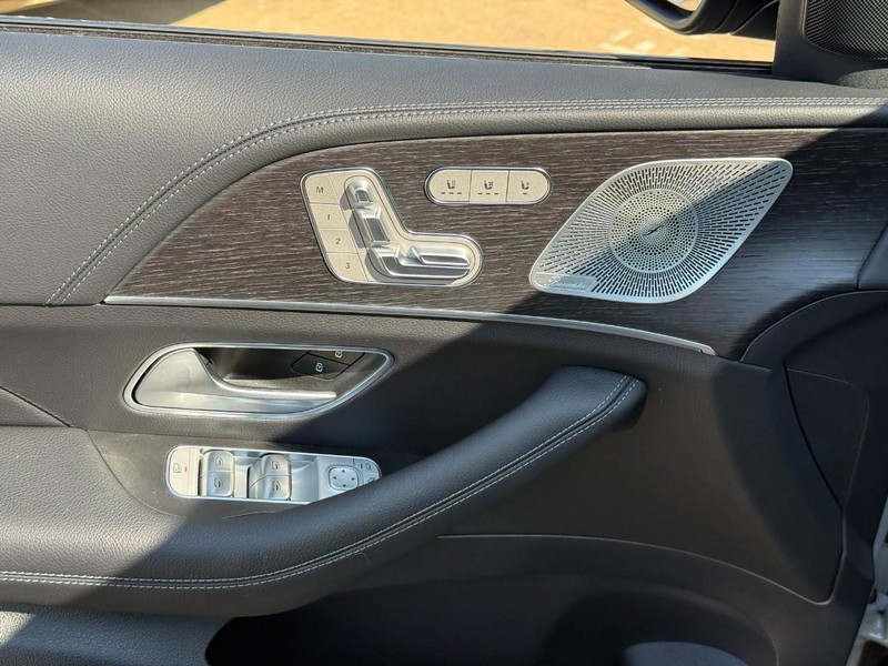 Mercedes-Benz GLE Vehicle Full-screen Gallery Image 12