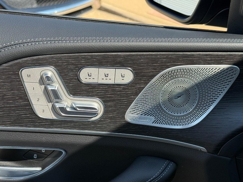 Mercedes-Benz GLE Vehicle Full-screen Gallery Image 13