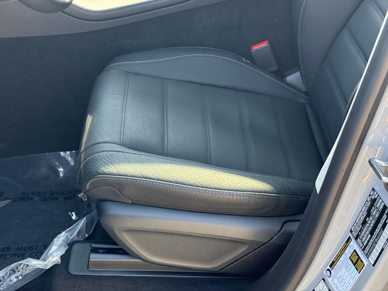 Mercedes-Benz GLE Vehicle Full-screen Gallery Image 14