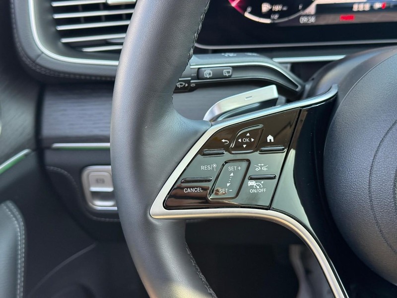 Mercedes-Benz GLE Vehicle Full-screen Gallery Image 15