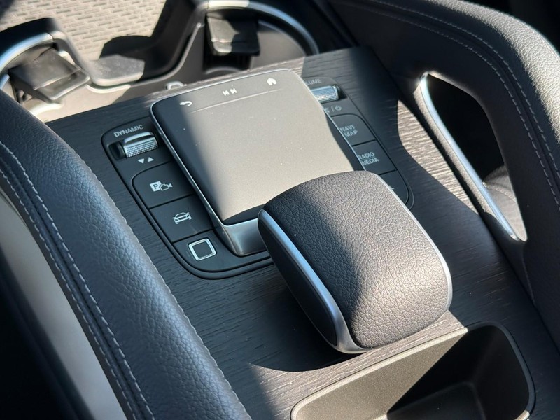Mercedes-Benz GLE Vehicle Full-screen Gallery Image 17