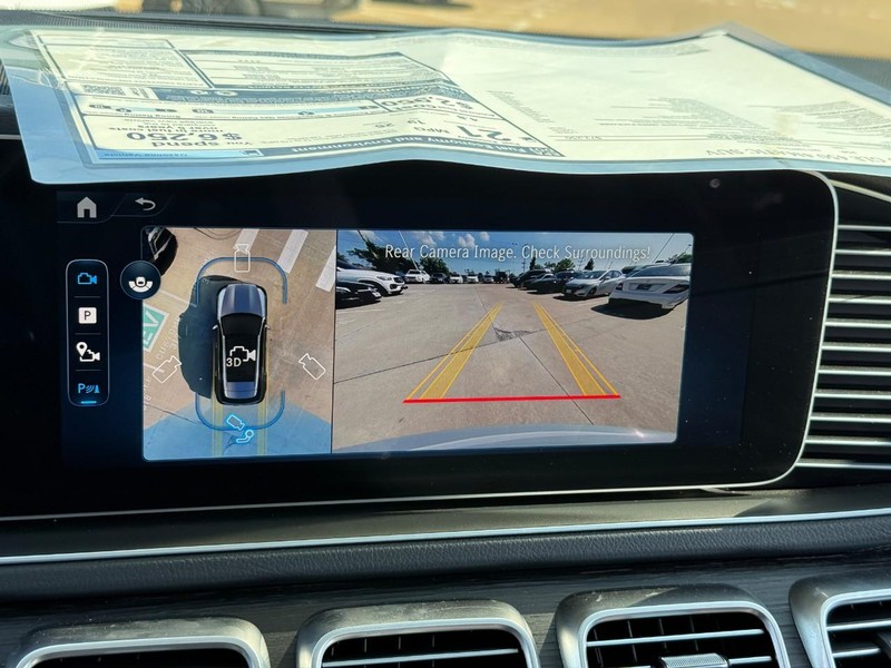 Mercedes-Benz GLE Vehicle Full-screen Gallery Image 18