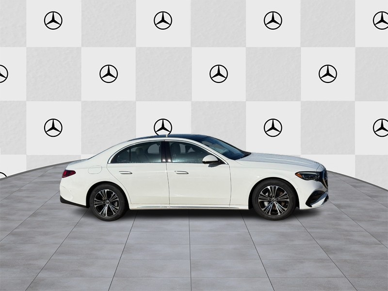 Mercedes-Benz E-Class Vehicle Full-screen Gallery Image 2