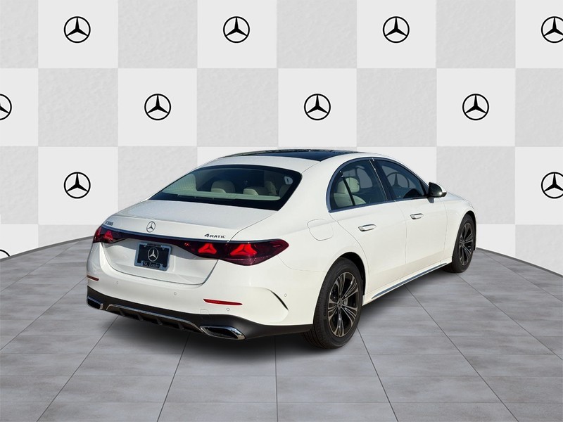 Mercedes-Benz E-Class Vehicle Full-screen Gallery Image 3
