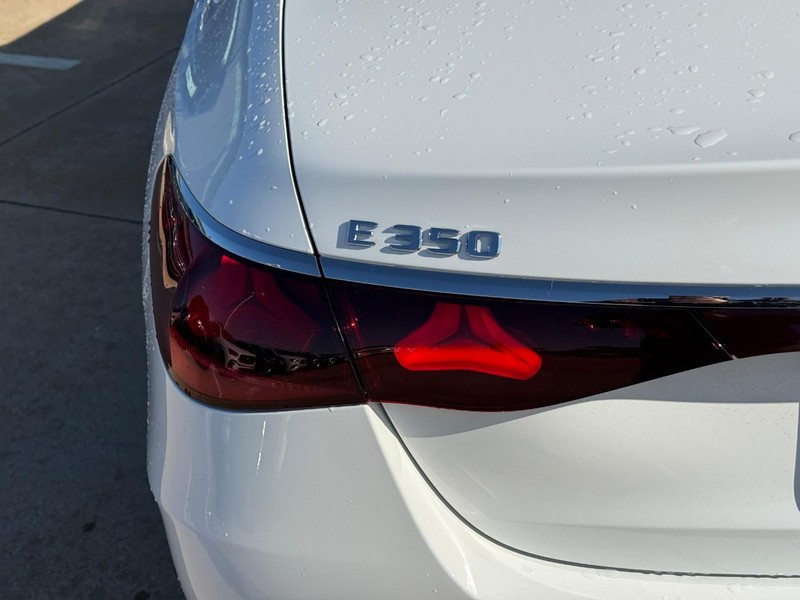 Mercedes-Benz E-Class Vehicle Full-screen Gallery Image 4