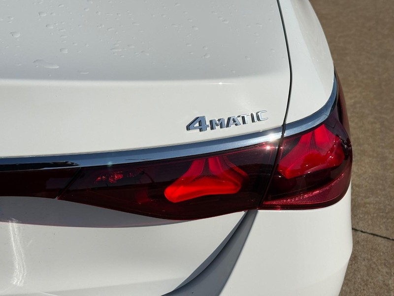 Mercedes-Benz E-Class Vehicle Full-screen Gallery Image 5