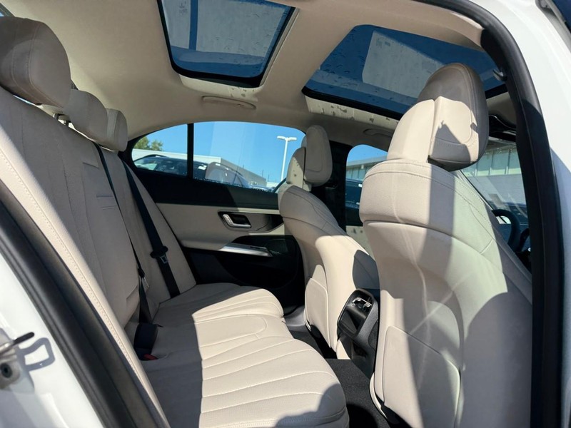 Mercedes-Benz E-Class Vehicle Full-screen Gallery Image 7