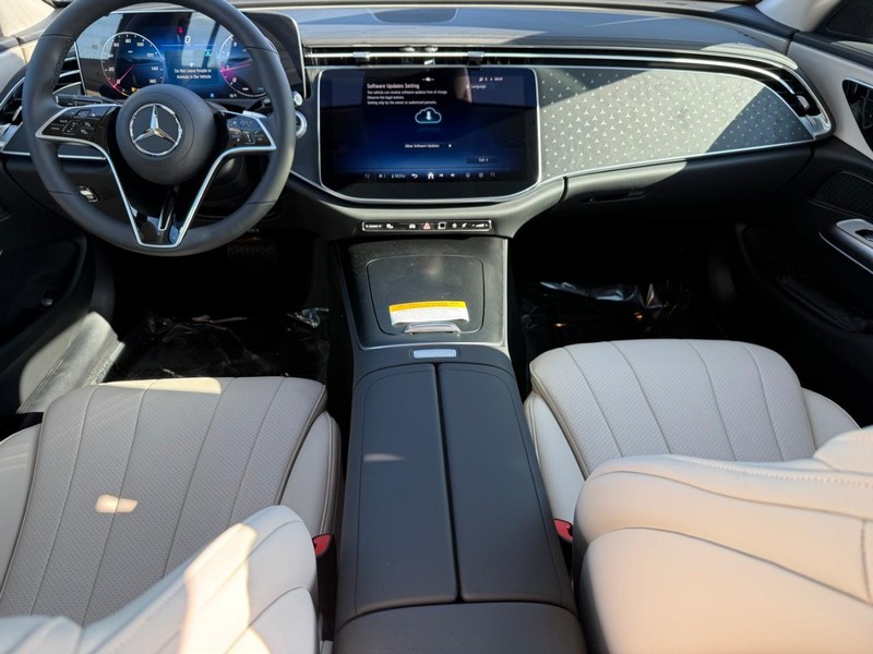 Mercedes-Benz E-Class Vehicle Full-screen Gallery Image 8