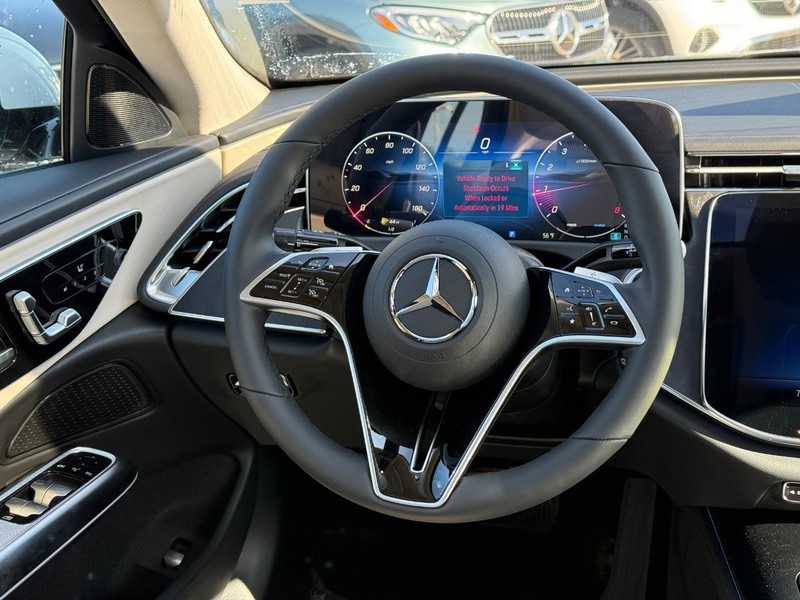 Mercedes-Benz E-Class Vehicle Full-screen Gallery Image 9
