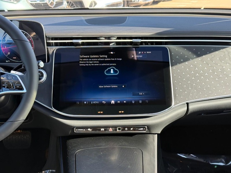 Mercedes-Benz E-Class Vehicle Full-screen Gallery Image 10