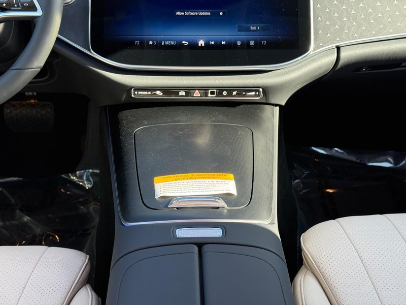 Mercedes-Benz E-Class Vehicle Full-screen Gallery Image 11