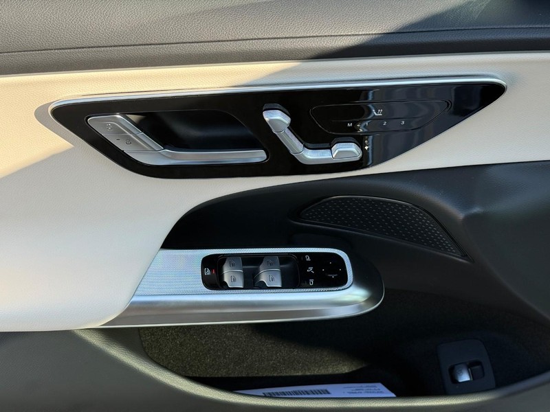 Mercedes-Benz E-Class Vehicle Full-screen Gallery Image 12