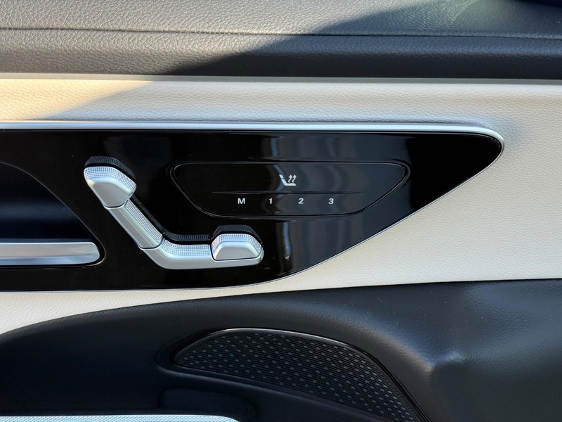 Mercedes-Benz E-Class Vehicle Full-screen Gallery Image 13