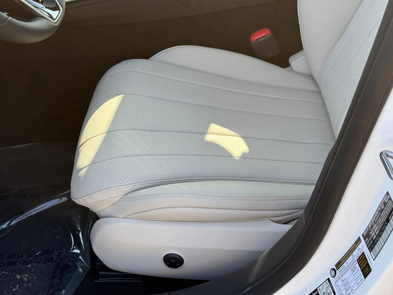 Mercedes-Benz E-Class Vehicle Full-screen Gallery Image 14