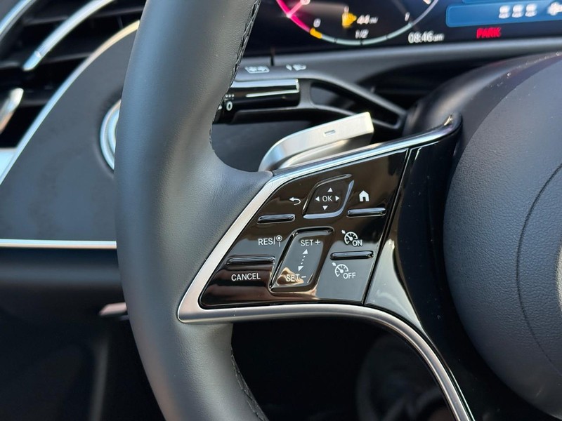 Mercedes-Benz E-Class Vehicle Full-screen Gallery Image 15