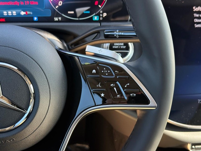 Mercedes-Benz E-Class Vehicle Full-screen Gallery Image 16