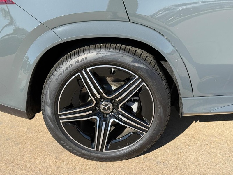 Mercedes-Benz GLE Vehicle Full-screen Gallery Image 6