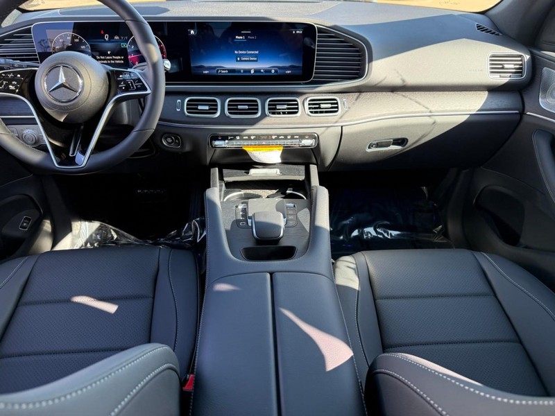 Mercedes-Benz GLE Vehicle Full-screen Gallery Image 8