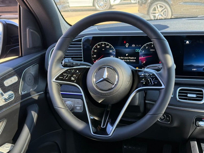 Mercedes-Benz GLE Vehicle Full-screen Gallery Image 9