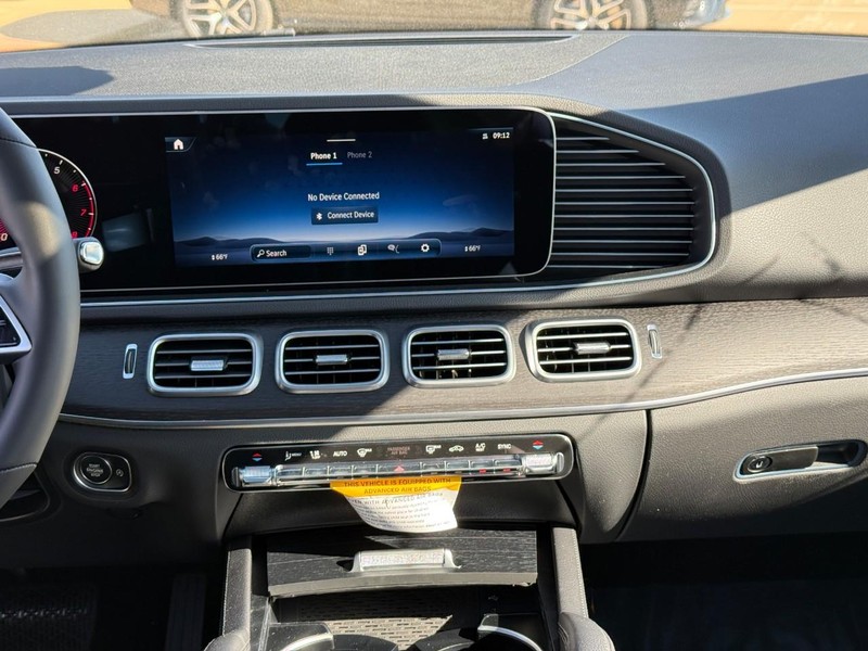 Mercedes-Benz GLE Vehicle Full-screen Gallery Image 10