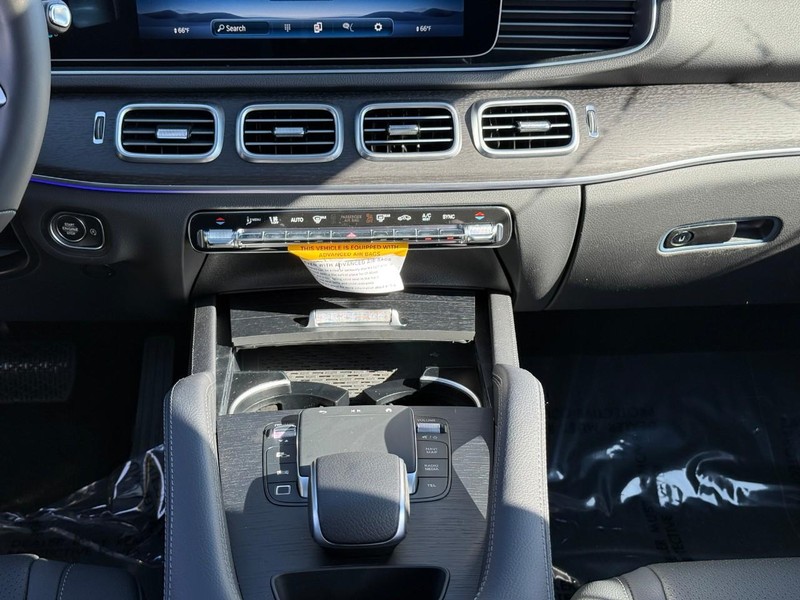Mercedes-Benz GLE Vehicle Full-screen Gallery Image 11