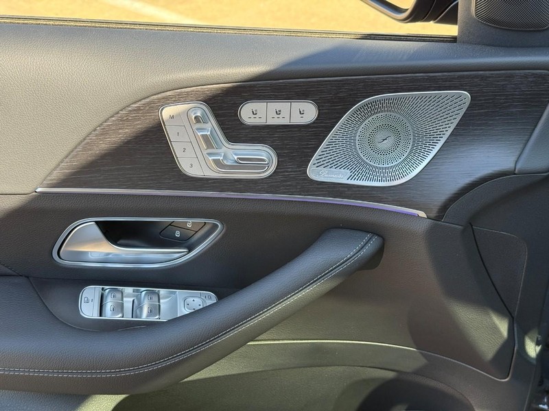 Mercedes-Benz GLE Vehicle Full-screen Gallery Image 12