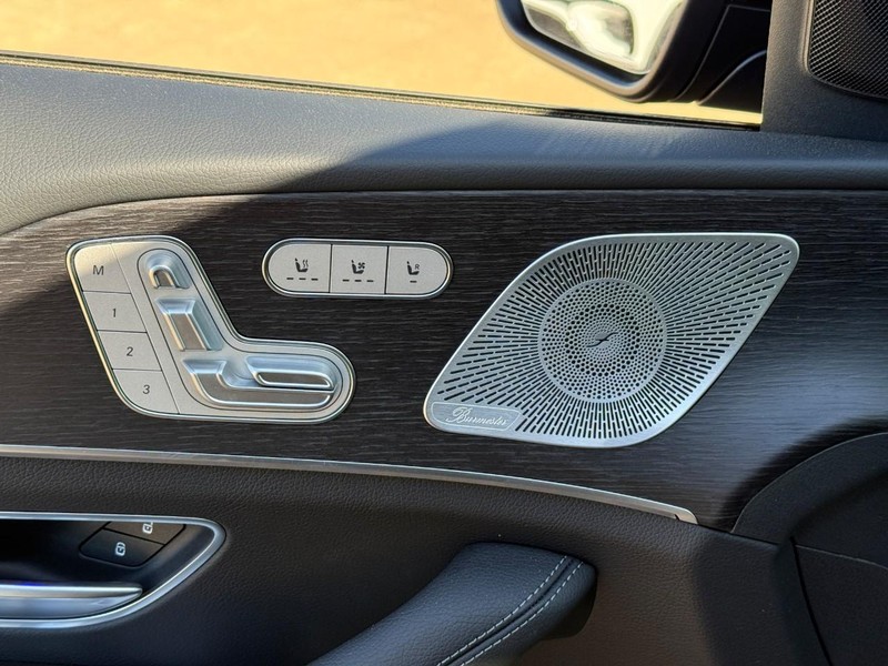 Mercedes-Benz GLE Vehicle Full-screen Gallery Image 13