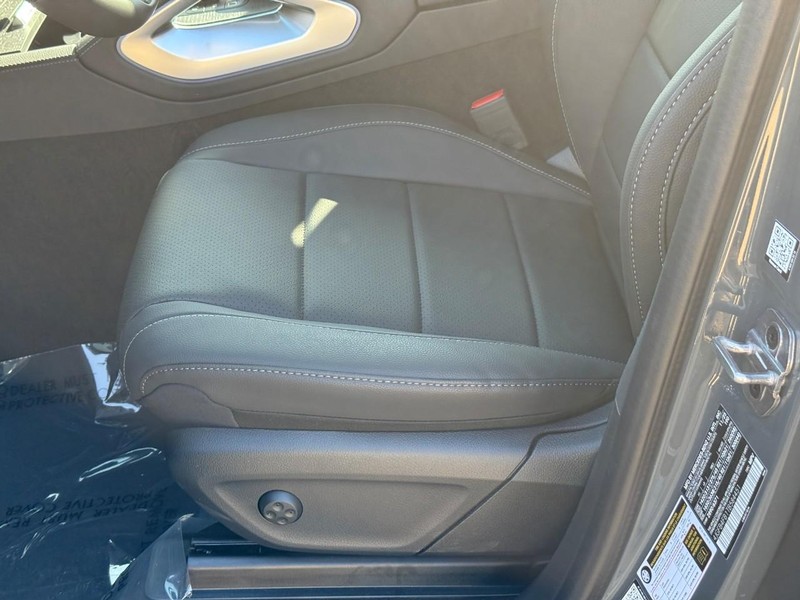 Mercedes-Benz GLE Vehicle Full-screen Gallery Image 14