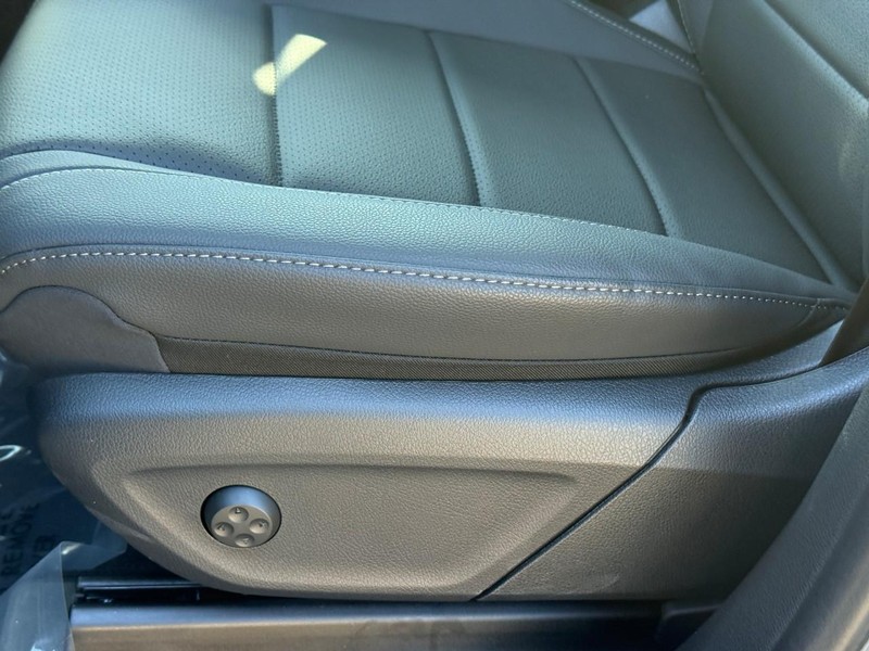 Mercedes-Benz GLE Vehicle Full-screen Gallery Image 15