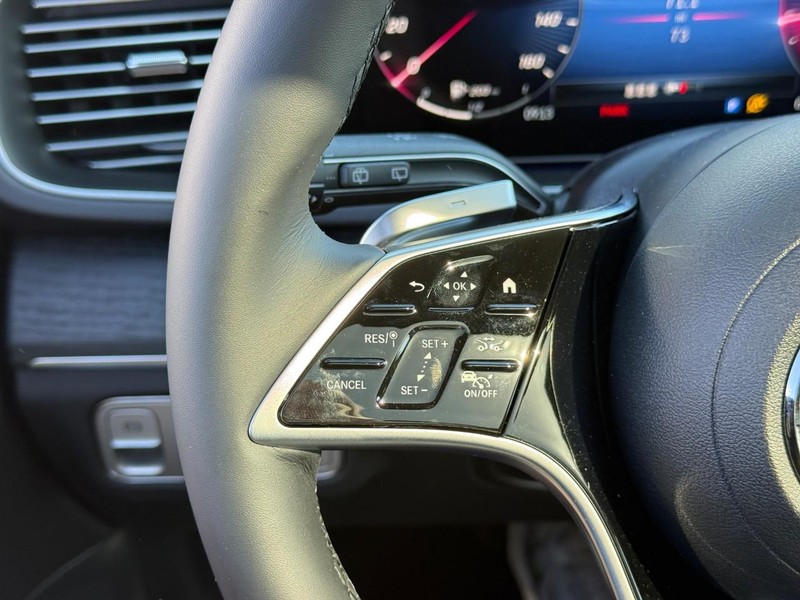 Mercedes-Benz GLE Vehicle Full-screen Gallery Image 16
