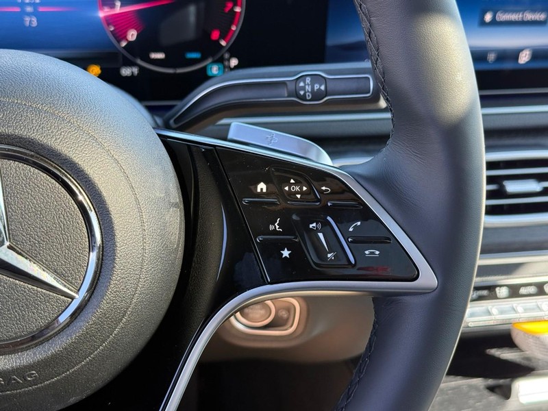 Mercedes-Benz GLE Vehicle Full-screen Gallery Image 17